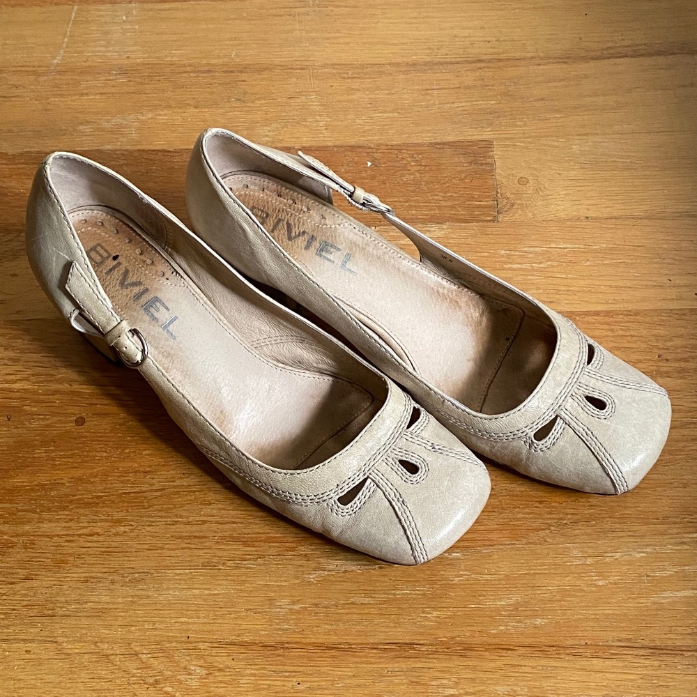 Cream Biviel retro pumps